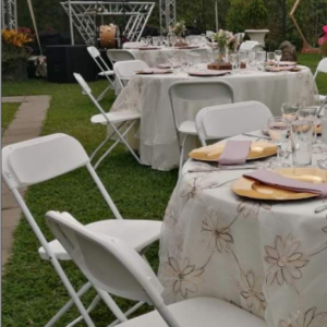 Silla plegable blanca – alquiler Villa Blanca