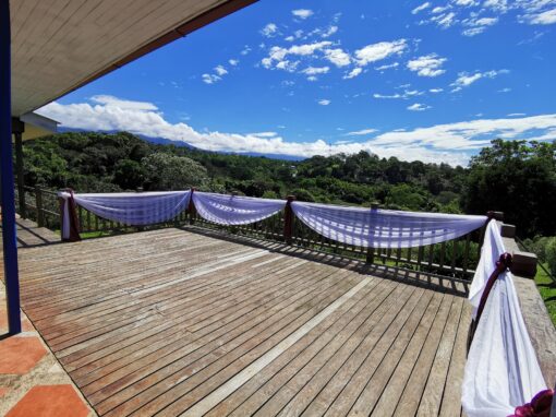 Deck decorado con telas lila