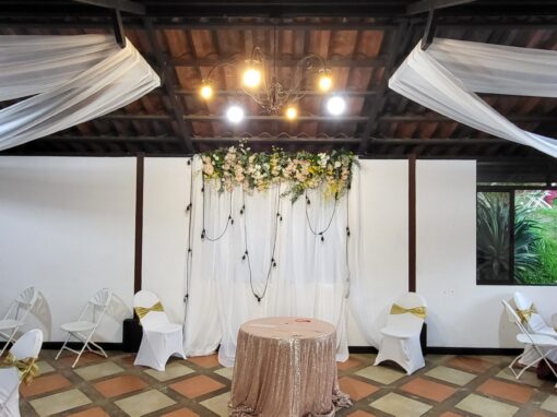 Salón con telas blancas